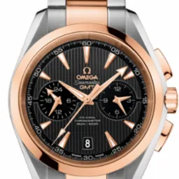 Dwukolorowy zegarek Omega Seamaster GMT z czarną tarczą i datownikiem, ukazujący precyzję wykonania i nowoczesny design z elementami różowego złota.