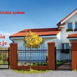 Czarna, metalowa brama dwuskrzydłowa i ogrodzenie z ceglanymi słupkami na tle domu jednorodzinnego z czerwoną dachówką i logotypem firmy u góry. Brama i ogrodzenie z elementami ozdobnymi w postaci...