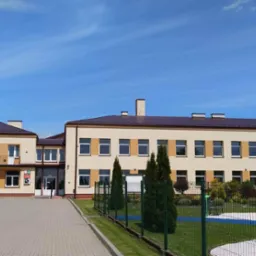 Malowanie dachu szkoły w m. Gręboszów