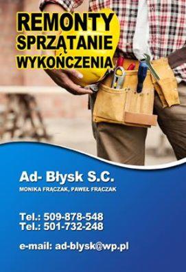 Mężczyzna w kraciastej koszuli, trzymający kask, z pasem narzędziowym, na tle reklamy firmy remontowo-sprzątającej z danymi kontaktowymi.