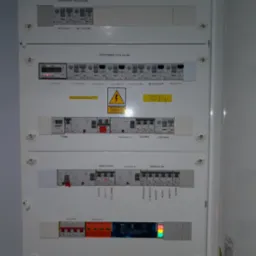 Rozdzielnia elektryczna domku 73m2 obsługująca ogrzewanie podłogowe. Oszczędność powierzchni bez kotłowni.