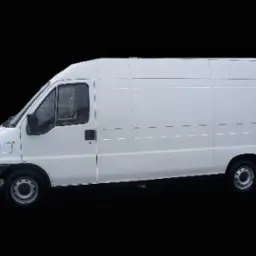 Biały furgon dostawczy z widocznymi śladami użytkowania na oponach i zderzaku, sfotografowany z boku na jednolitym czarnym tle.