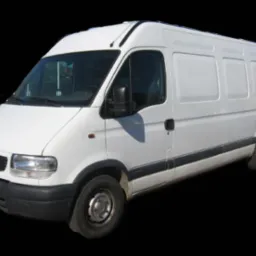 Biały samochód dostawczy Opel Movano z kabiną pasażerską i przestrzenią ładunkową, widok z boku na czarnym tle.