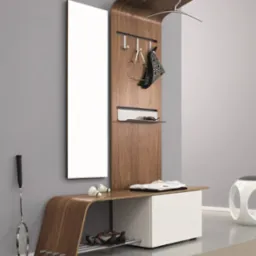 Nowoczesny przedpokój z drewnianym panelem ściennym, lustrem, wieszakami, półką i siedziskiem z białą skrzynią. Na siedzisku leży biała koszulka, obok rakieta do badmintona i lotki.