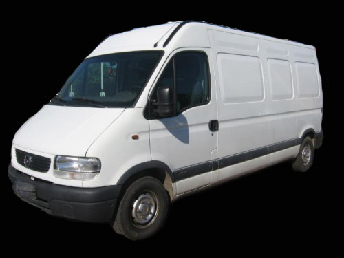 Biały samochód dostawczy Opel Movano z kabiną pasażerską i przestrzenią ładunkową, widok z boku na czarnym tle.