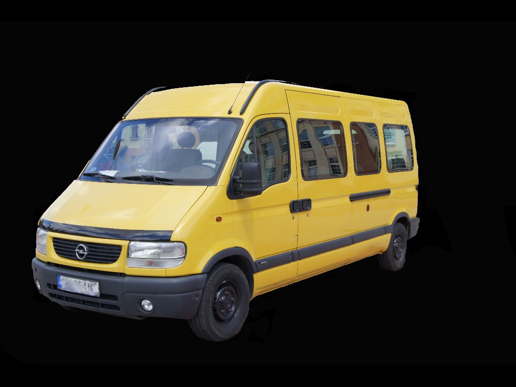 Żółty bus Opel Movano z czarnym deflektorem na masce, widok z przodu i boku na tle czarnego tła.