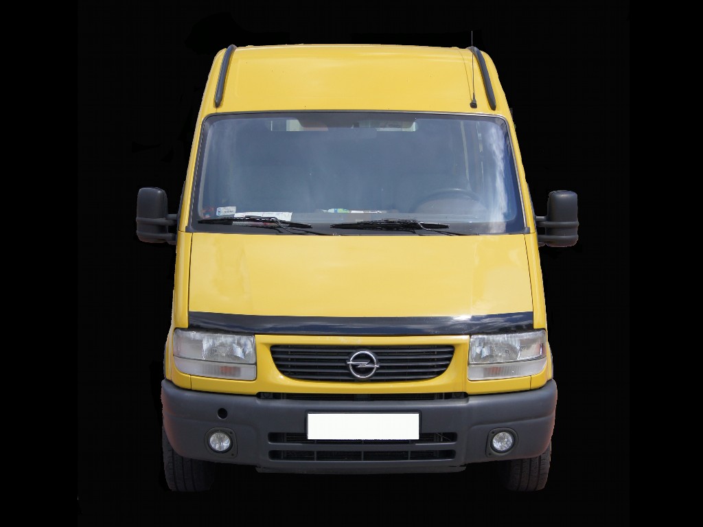 Żółty bus marki Opel, widok z przodu, z czarnym paskiem ochronnym nad reflektorami i pustą białą tablicą rejestracyjną, na czarnym tle.