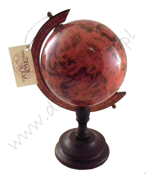 Dekoracyjny globus w odcieniach czerwieni i brązu z drewnianą podstawą i zawieszką z logo sklepu.