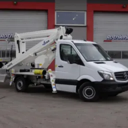 Biały samochód dostawczy z zamontowanym podnośnikiem koszowym GSR 240PX na tle garażu z logo Rothlehner.