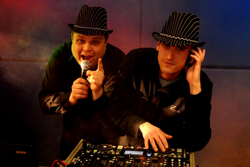 zespół muzyczny i DJ-e