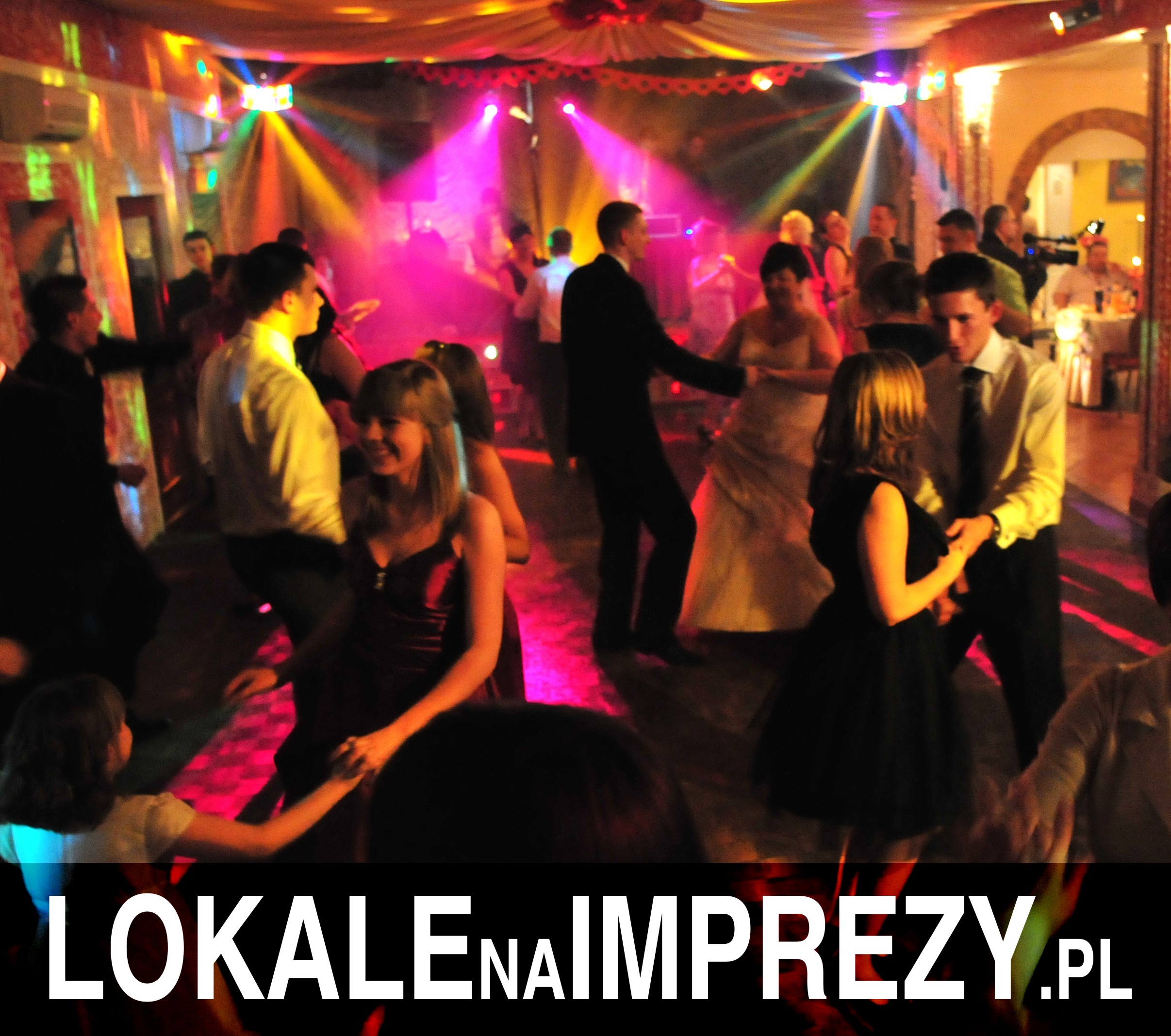 Para młoda tańczy na parkiecie podczas wesela, oświetlonym kolorowymi światłami dyskotekowymi, w tle bawią się goście, widoczny napis LokaleNaImprezy.pl.