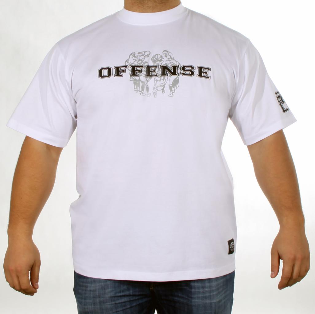 Biały T-shirt z nadrukiem 'OFFENSE' i motywem zawodników futbolu amerykańskiego, prezentowany w Szczecinie.