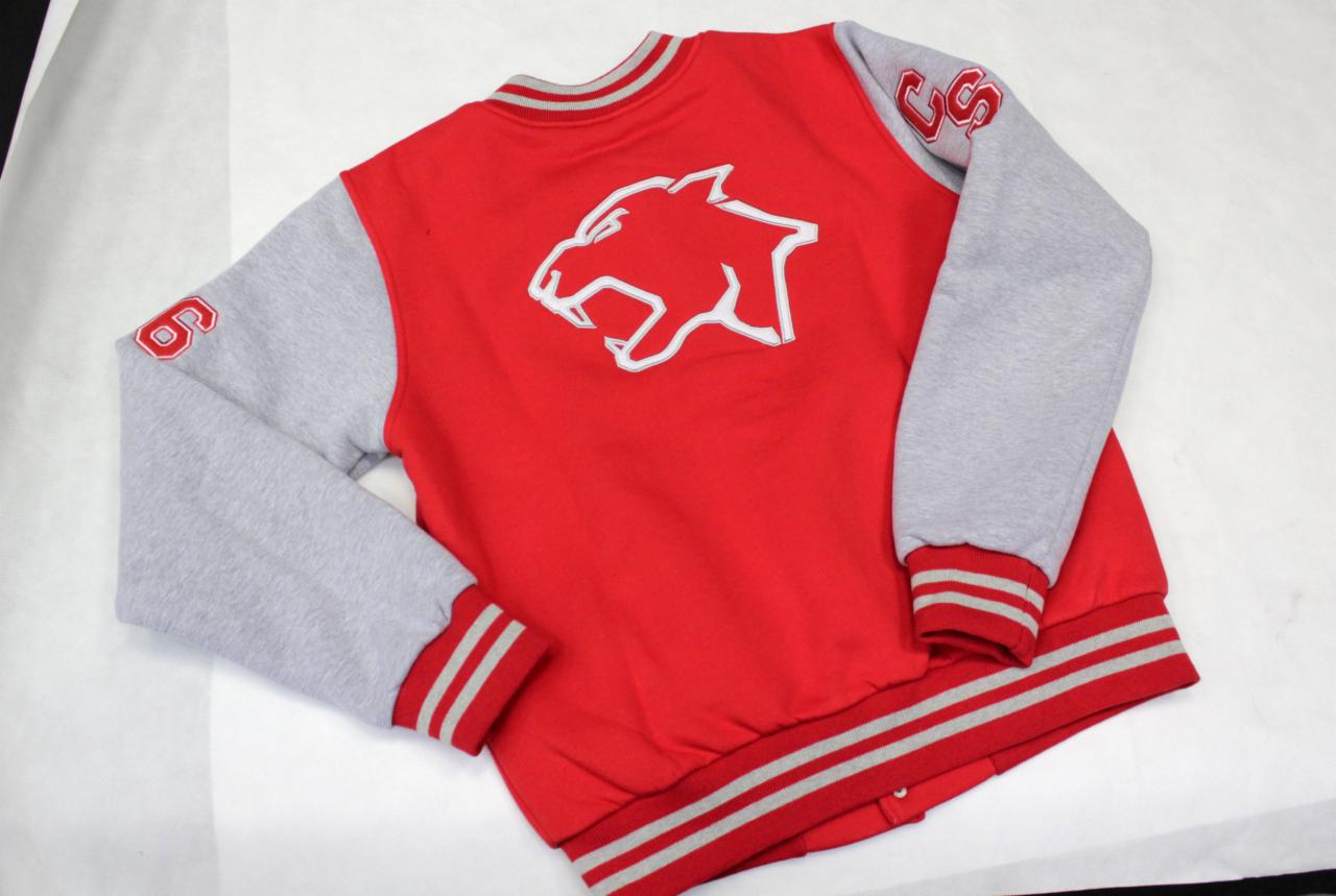 Czerwona kurtka bejsbolówka z szarymi rękawami, białym logo drapieżnika na plecach i numerem '6' na rękawach, leżąca na białym tle.