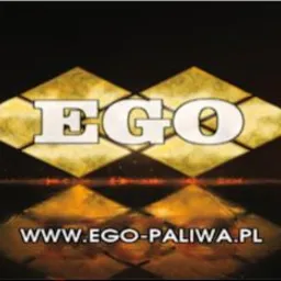 Graficzne logo firmy EGO-PALIWA.PL, z białym napisem 'EGO' na tle dwóch złotych rombów, z odbiciem w dolnej części zdjęcia, na ciemnym tle.