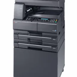 Czarna, wielofunkcyjna kserokopiarka Kyocera TASKalfa 181 z podajnikiem dokumentów i kasetami na papier A3 i A4, umieszczona na podstawie z kółkami.