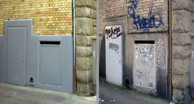 Porównanie elewacji przed i po czyszczeniu: po lewej stronie wyczyszczona, szara ściana z dwoma drzwiami i rynną, po prawej stronie brudna, pokryta graffiti ściana z cegły i kamienia z drzwiami...