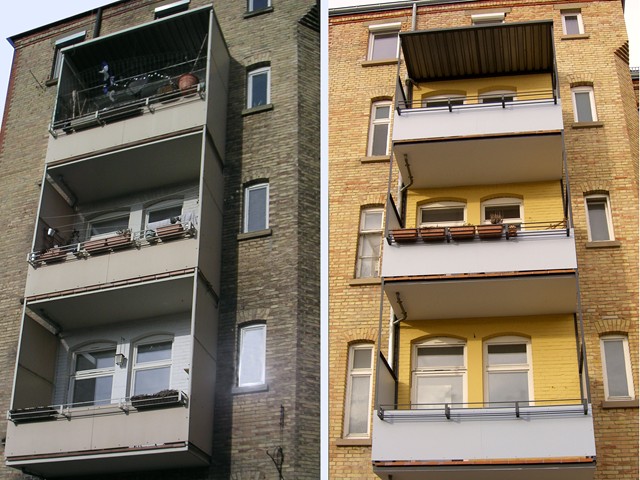 Porównanie elewacji budynku przed i po czyszczeniu, widoczne trzy balkony z kwiatami na każdym piętrze, po lewej stronie elewacja brudna, po prawej wyczyszczona i pomalowana na żółto.