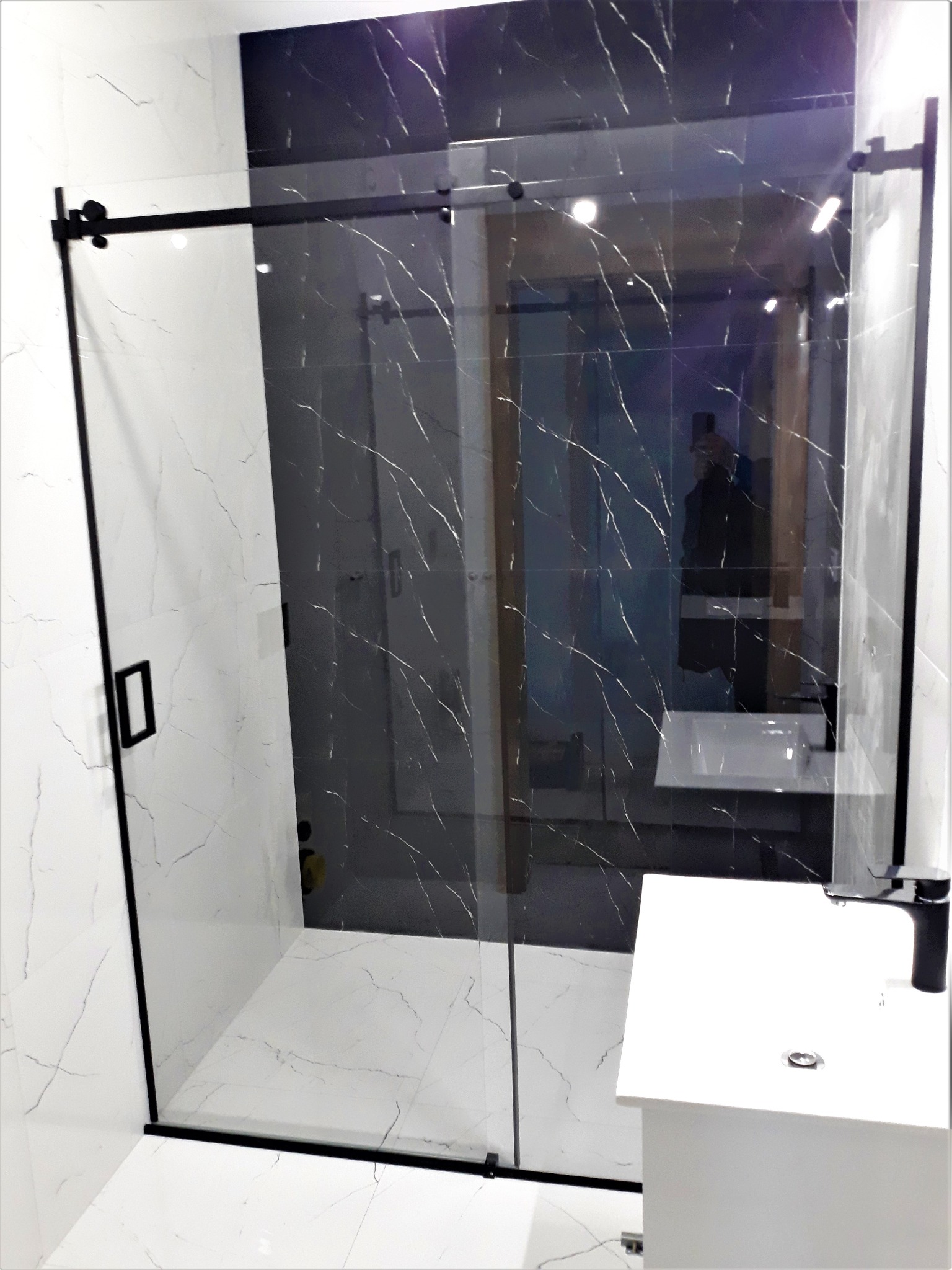 Kabina przesuwna 8mm hartowana Opti-White okucia czarny mat.