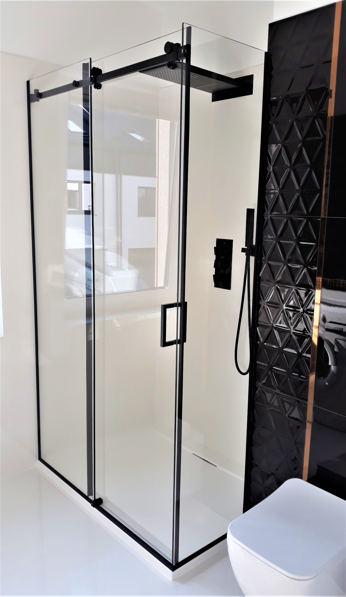 Kabina przesuwna 8mm hartowana Opti-White okucia czarny mat