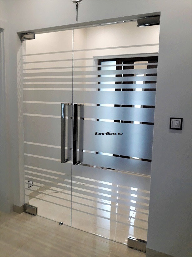 Drzwi wahadłowe w wiatrołapie