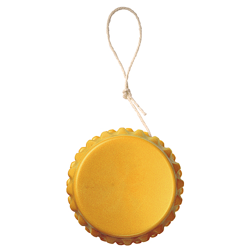 Żółta torba w kształcie kapsla od butelki, zawieszona na sznurku, prezentowana przez firmę z Poznania. Idealna na gadżet reklamowy z logo.