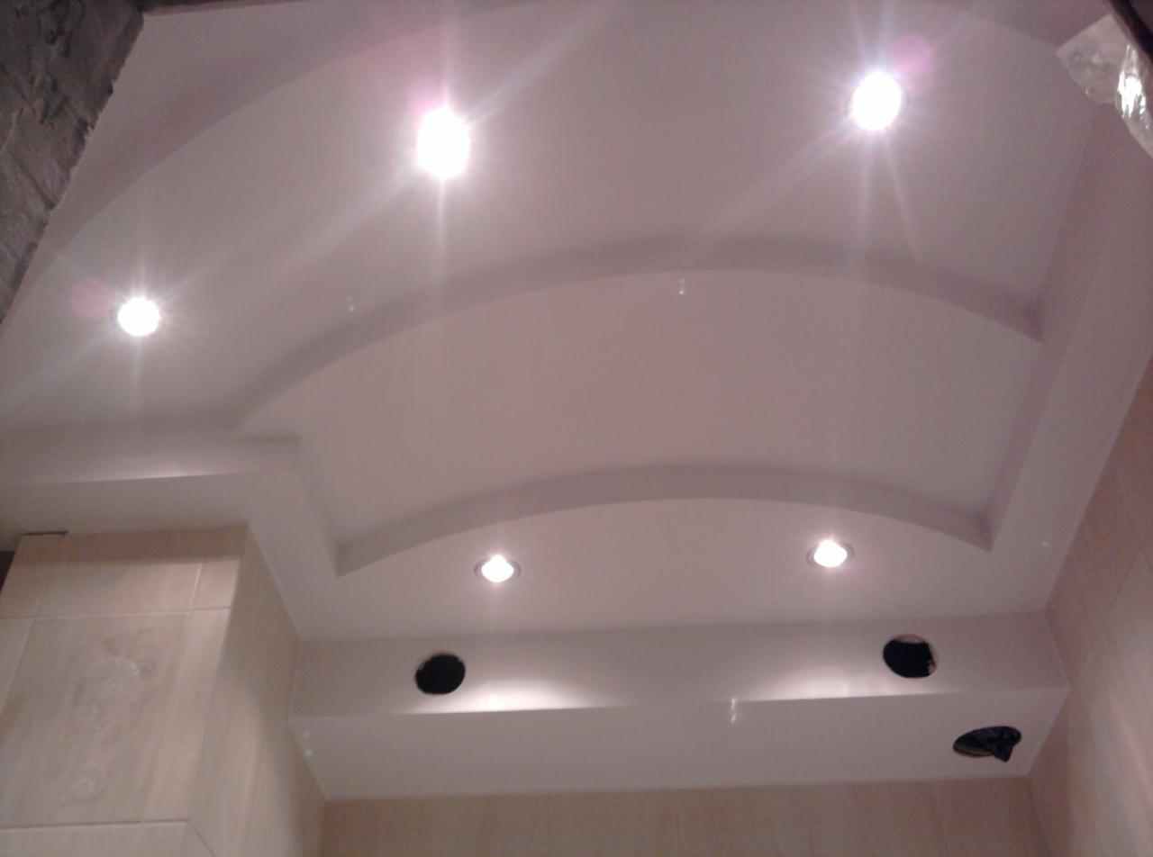 Dwupoziomowy, podwieszany sufit z płyty karton gips z wbudowanymi punktowymi lampami halogenowymi, widoczne otwory na dodatkowe oświetlenie.