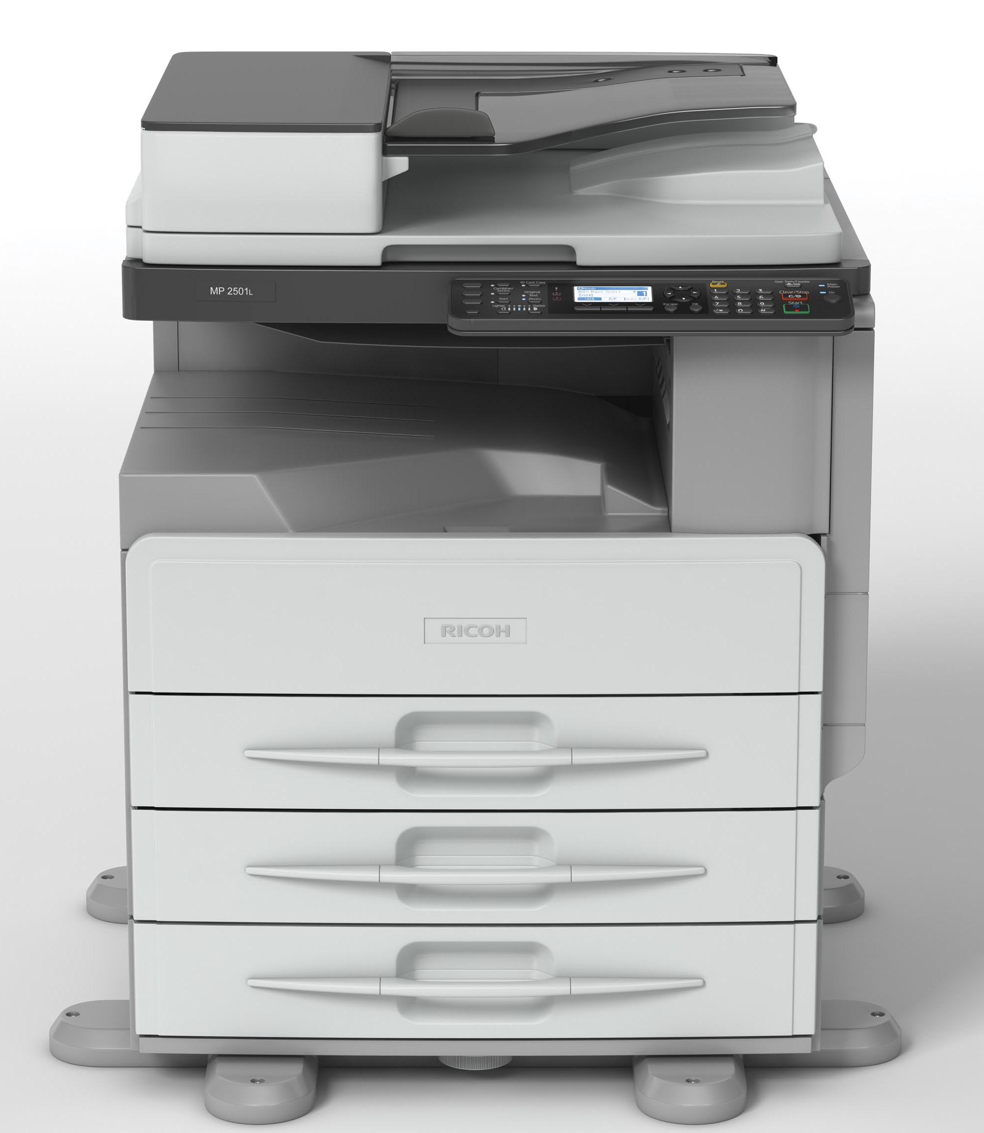 Nowoczesna, wielofunkcyjna kserokopiarka Nashuatec MP 2501L w kolorze szaro-białym, z trzema szufladami na papier i panelem sterowania z wyświetlaczem LCD, umieszczona na podkładkach pod nogi.