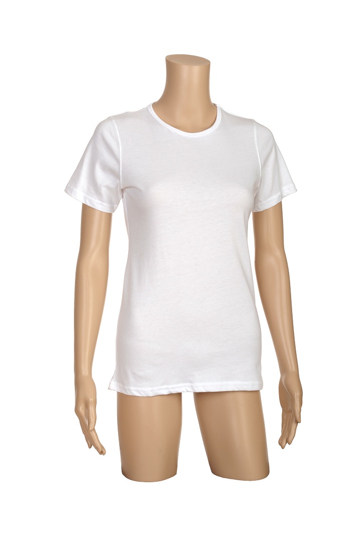Manekin prezentuje białą, gładką koszulkę z krótkim rękawem na jasnym tle.