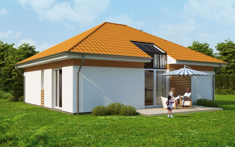 Wizualizacja parterowego domu z pomarańczową dachówką, dużym oknem dachowym i tarasem, na którym siedzi rodzina pod parasolem.