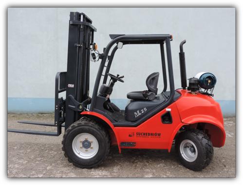 Czerwony wózek widłowy terenowy 25T marki Suchedniów, z butlą gazową z tyłu, stojący na szarym podłożu przed jasną ścianą.