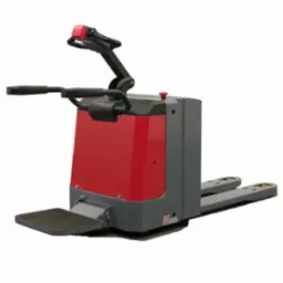 Elektryczny wózek paletowy w kolorze czerwono-szarym, z podestem dla operatora. Widoczny w całości na białym tle, z wyraźnie zarysowanymi detalami konstrukcyjnymi.