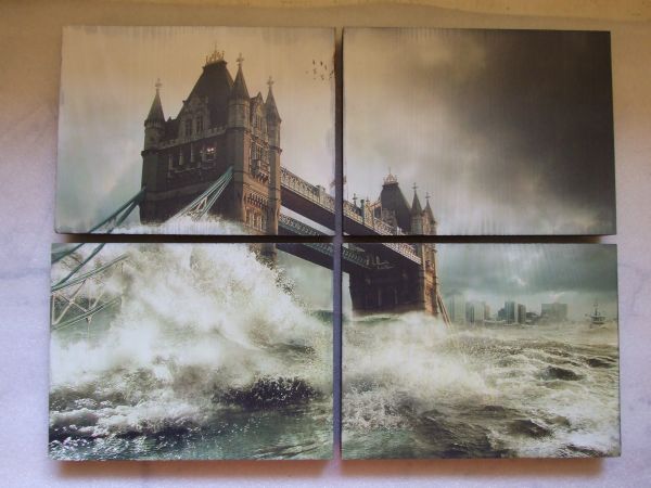 Cztery kwadratowe obrazy na drewnie przedstawiające londyński Tower Bridge zalewany przez wzburzone fale morskie, z panoramą miasta w tle i pochmurnym niebem.