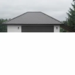 Szary dach z dachówki ceramicznej na białym garażu z brązową bramą, oświetlony dwoma lampami ściennymi, na tle pochmurnego nieba i zielonych drzew.