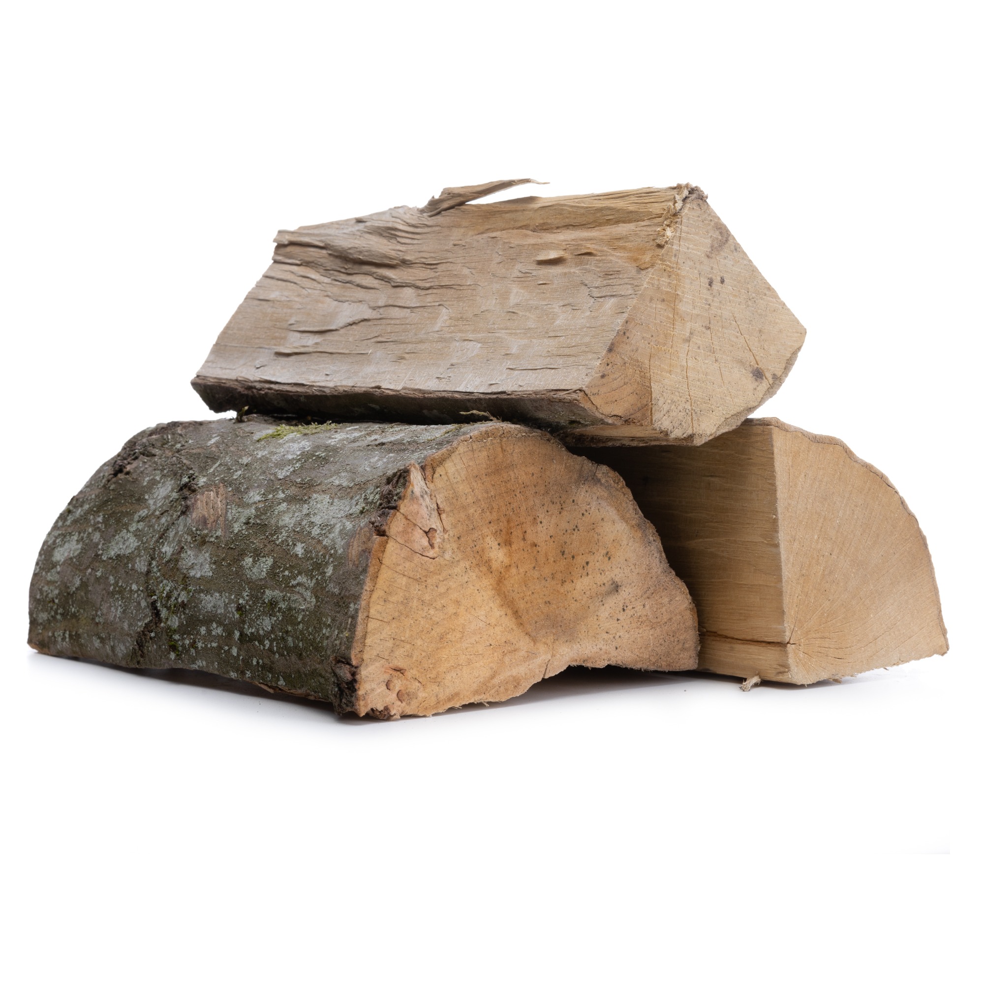 Stos trzech kawałków drewna opałowego na białym tle, z widoczną korą i strukturą drewna.