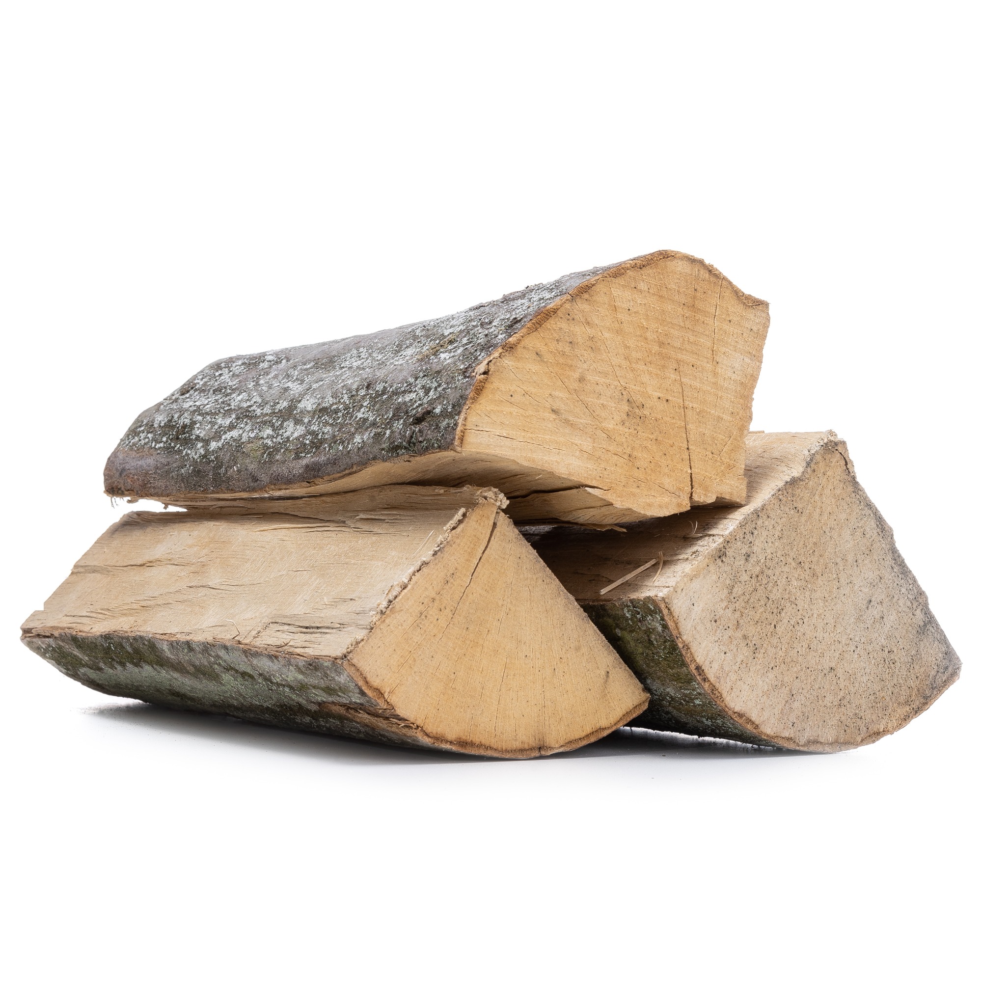Stos czterech kawałków drewna opałowego z kory, przygotowanego przez firmę z Turośni Kościelnej, na białym tle.