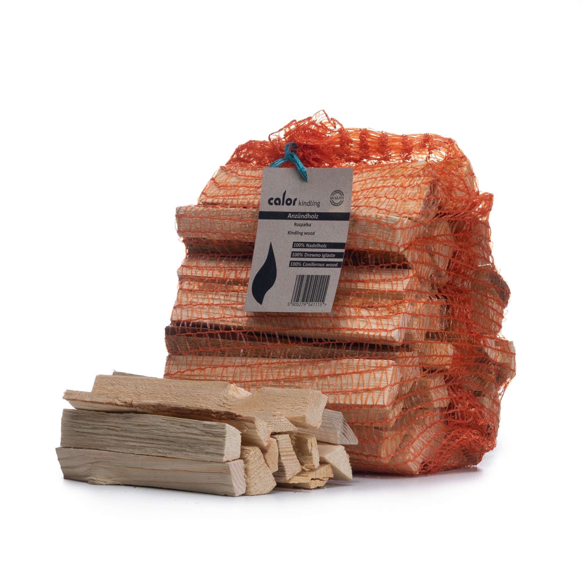 Drewno rozpałkowe w pomarańczowej siatce z etykietą informacyjną, częściowo wysypane obok siatki.