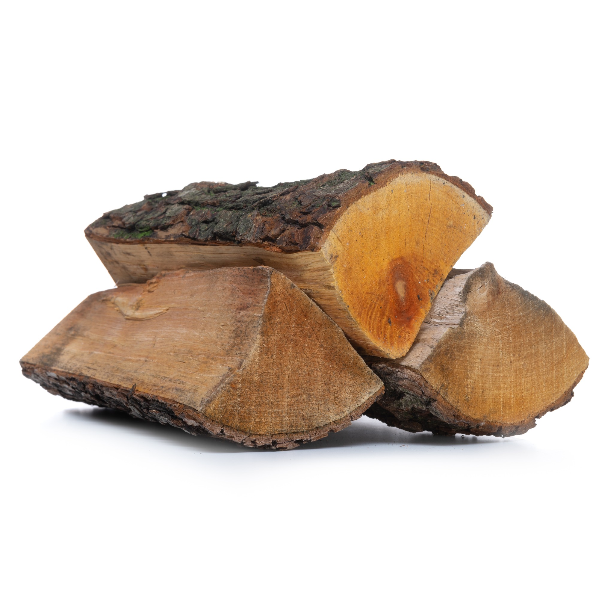 Ułożone trzy kawałki drewna opałowego z widoczną korą, na białym tle.